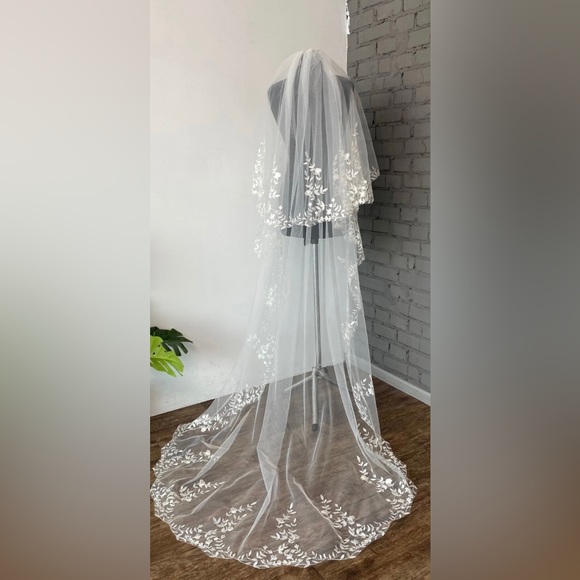 Wedding Veil - Ivory Lace Leaf /Vine Embroidered Veil with Blusher, Handmade - Picture 4 of 9